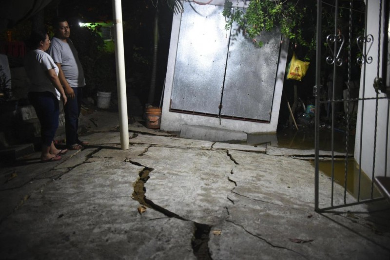 Un residente del municipio de Coatzacoalcos, en el estado de Veracruz (México), observa el suelo de su hogar destrozado.