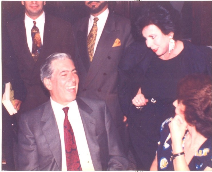 Maria del Rosario junto al famoso escritor peruano Mario Vargas Llosa. Foto: Facebook / Maria del Rosario Molina.