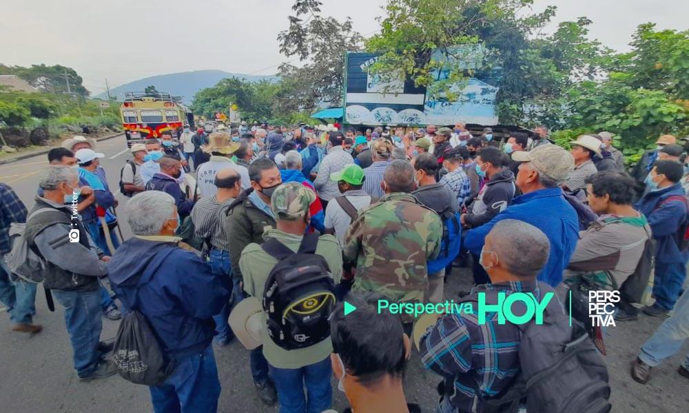 Continúan bloqueos: ocho carreteras paralizadas