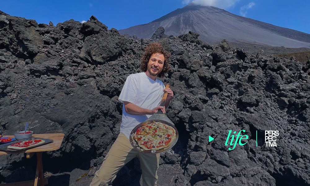 Luisito Comunica visita volcán y prueba la peculiar Pizza Pacaya