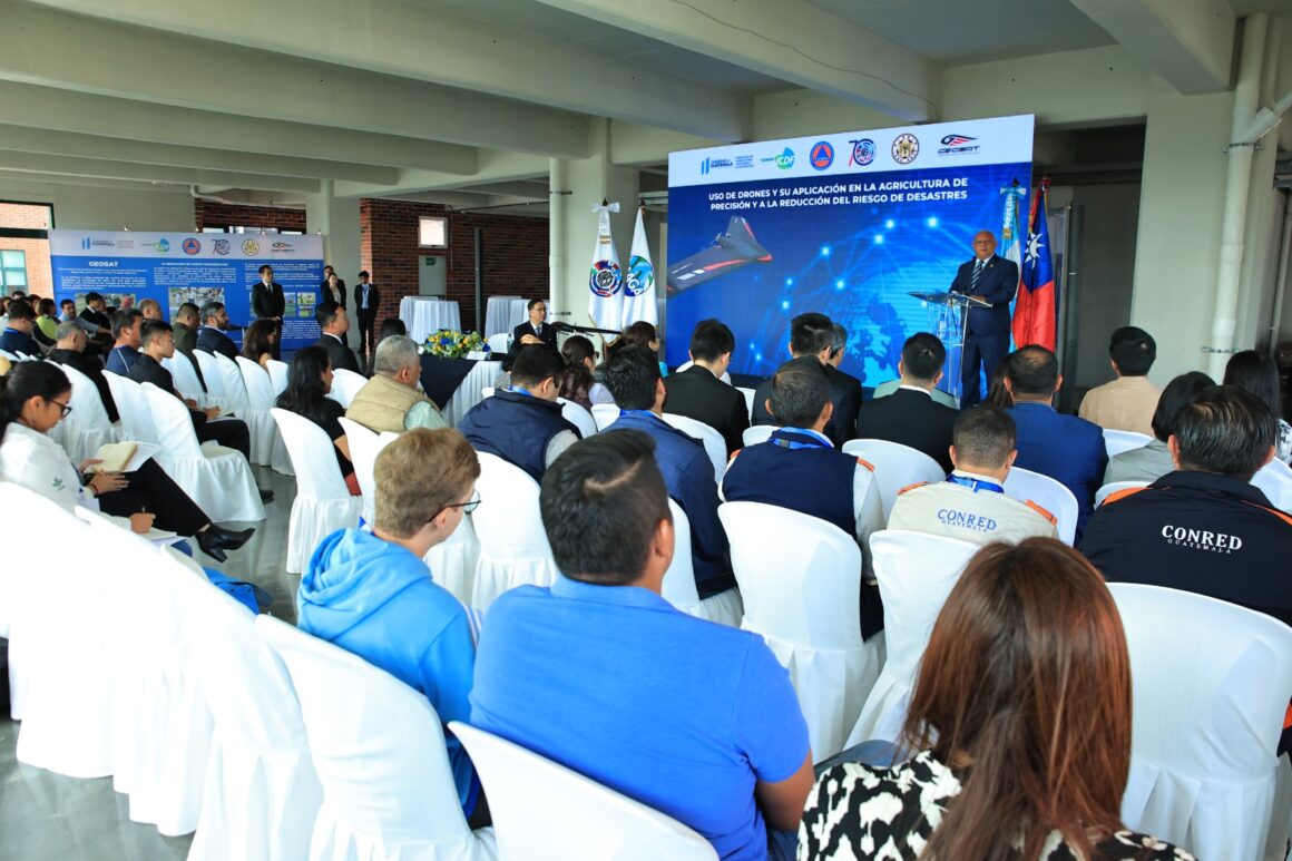 En la actividad participaron tres expertos de Taiwán quienes abordaron temas relacionados al uso de drones en la agricultura. (Crédito. MAGA).