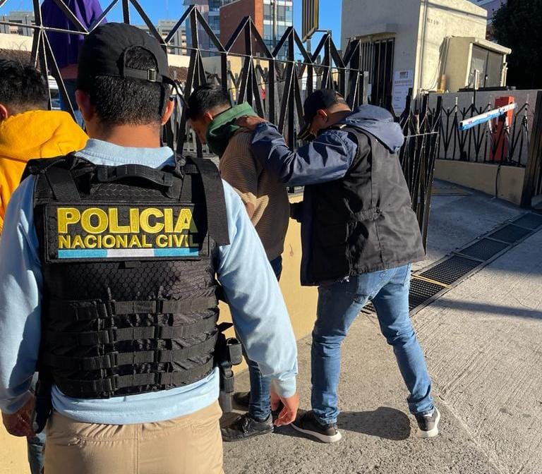 Las autoridades identificaron a personas quienes se encontraban a los alrededores del Centro de Emisión de Pasaportes. (Crédito. IGM):