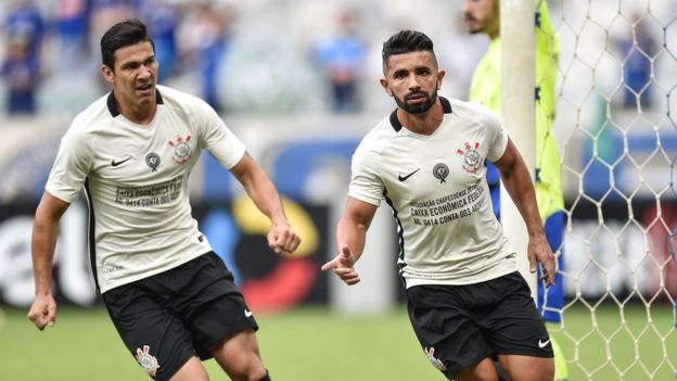 El Corinthians, de Sao Paulo, y el Flamengo, de Río de Janeiro, pelean por ser el más popular en Brasil.  Fuente: BBC