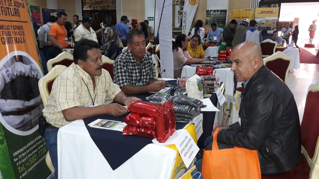 Condimentos y nuevas variedades de manzana y melocotón entre la oferta innovadora del AgroEncuentro Xela.  Fuente: Agexport 