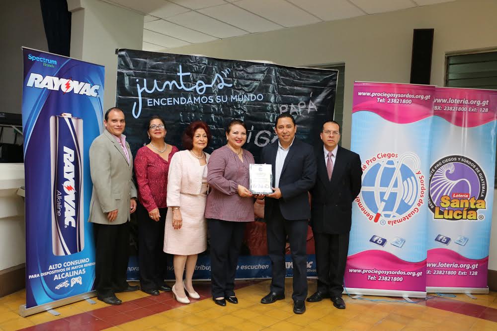 Derecha Representantes de Junta Directiva del Benemérito Comité Pro Ciegos y Sordos de Guatemala Izquierda Jerry García, Gerente de Trademarketing Rayovac Enoc Guzmán, Gerente de Cuentas clave para Rayovac.