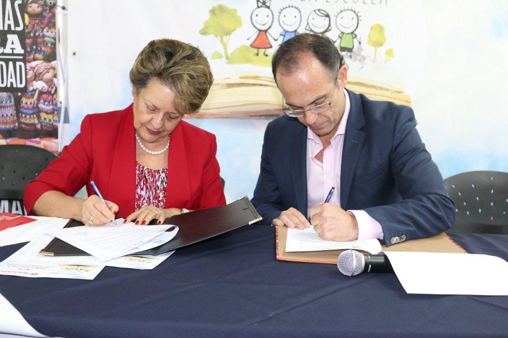 Directora de Empresarios por la Educación, Maria del Carmen de Batres y Presidente de AGEXPORT, Ing. Rolando Paiz. Fuente: Agexport