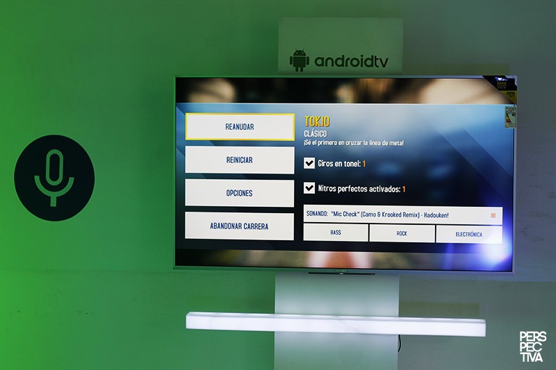 La alianza entre Android TV y Google Play ha permitido abrir una ventana a una amplia gama de aplicaciones, juegos y entretenimiento.   A través de la exclusiva Barra de Contenido de Sony el usuario puede acceder de forma directa a sus contenidos favoritos:  •	Google Cast entra en escena. Utilizando el ícono “Cast” se puede enviar lo que se esté viendo desde el Smartphone o Tablet al televisor.Lo mejor es que el usuario puede continuar utilizando su dispositivo sin que se interrumpa el contenido que está compartiendo en la pantalla.  •	La búsqueda por voz se integra al mando a distancia principal, por lo que con solo pulsar el botón “Voz” el usuario puede hablar para buscar películas, programas u otros contenidos, cambiar de canal etc.   La base de datos reconoce más de 50 idiomas.  Además, es posible hacer preguntas a Google y a través de la pantalla brindará links de respuestas a la información consultada.  •	En 2016, Android TV presenta la actualización 6.0 Marshmallow, que ofrece más de 500 apps en países latinos para Sony BRAVIA Android TV.   Fotografía: Fernanda Serrano | PERSPECTIVA