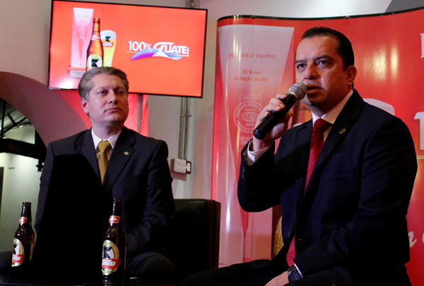 Rodrigo Gavarrete, vocero institucional de Cervecería Centro Americana, S. A. junto a Ricardo Pontaza, gerente de marca Gallo, durante la conferencia de prensa.